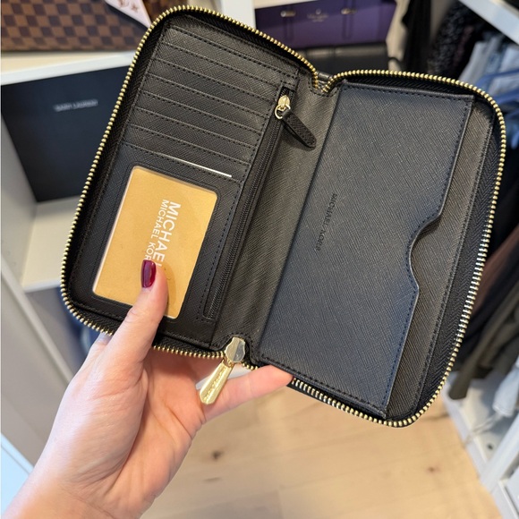 Michael Kors clutch black 🖤 - Picture 2 of 3